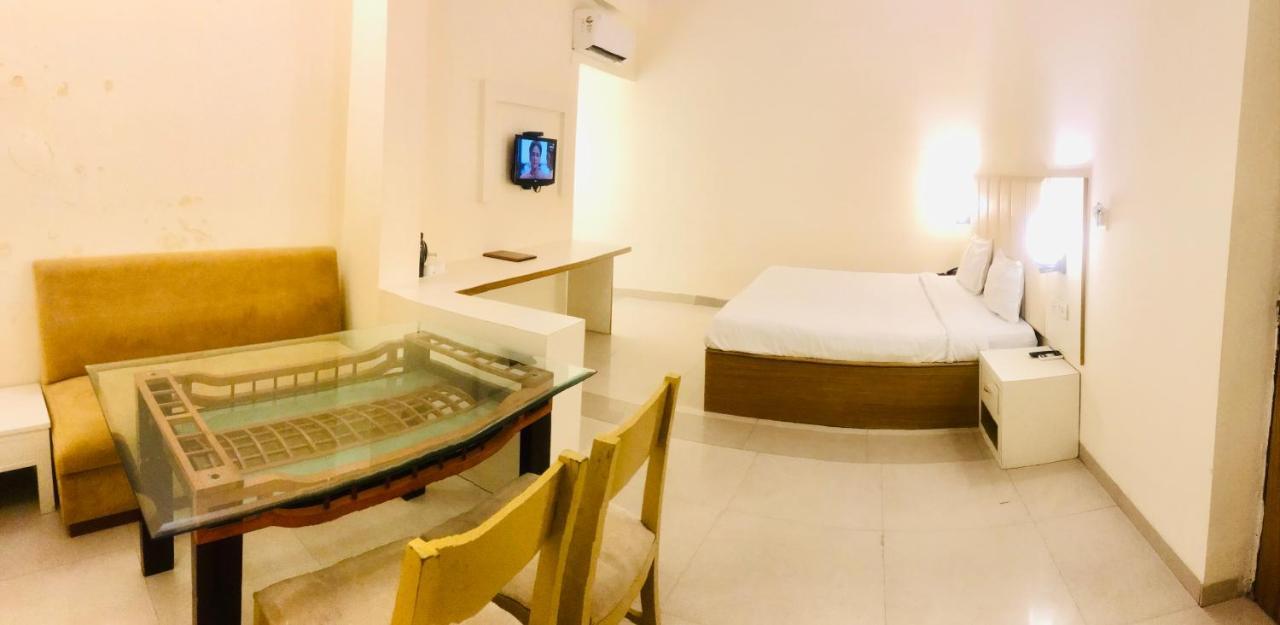 Tulip Palm Hotel ชัยปุระ ภายนอก รูปภาพ