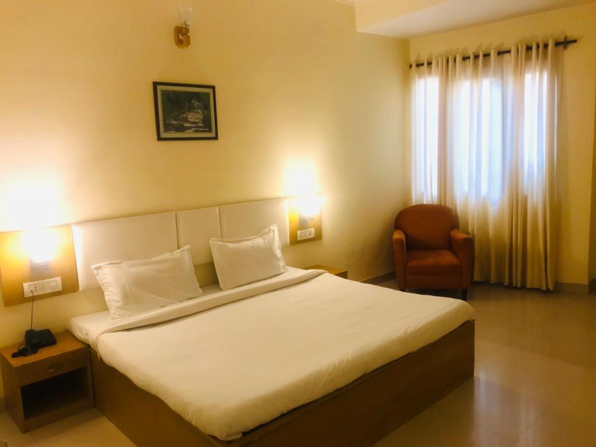Tulip Palm Hotel ชัยปุระ ภายนอก รูปภาพ
