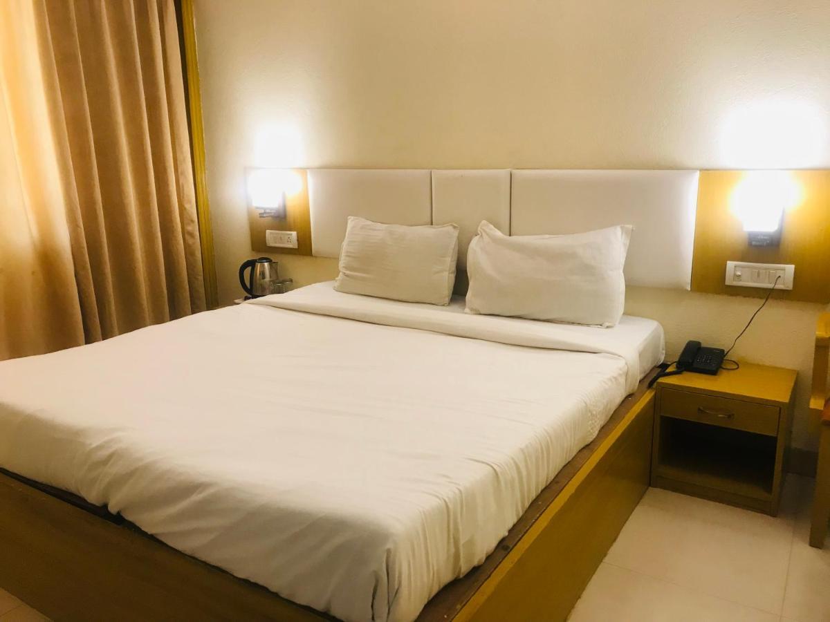 Tulip Palm Hotel ชัยปุระ ภายนอก รูปภาพ