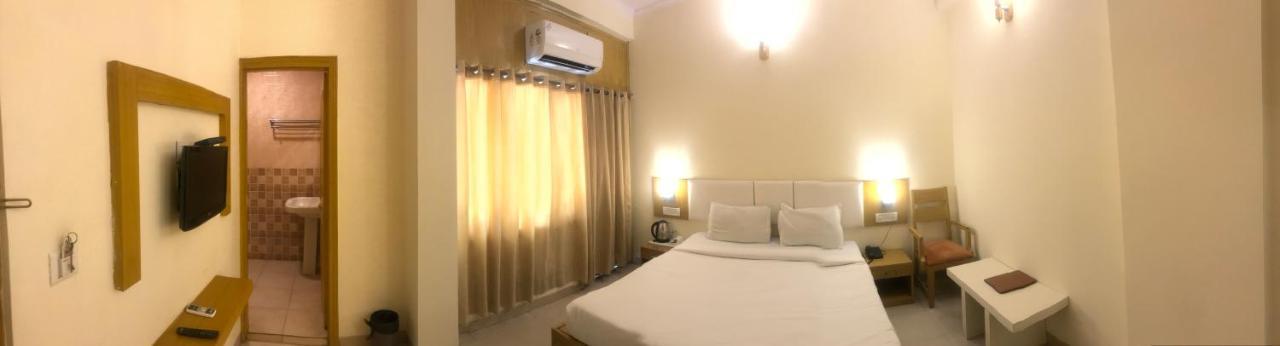 Tulip Palm Hotel ชัยปุระ ภายนอก รูปภาพ