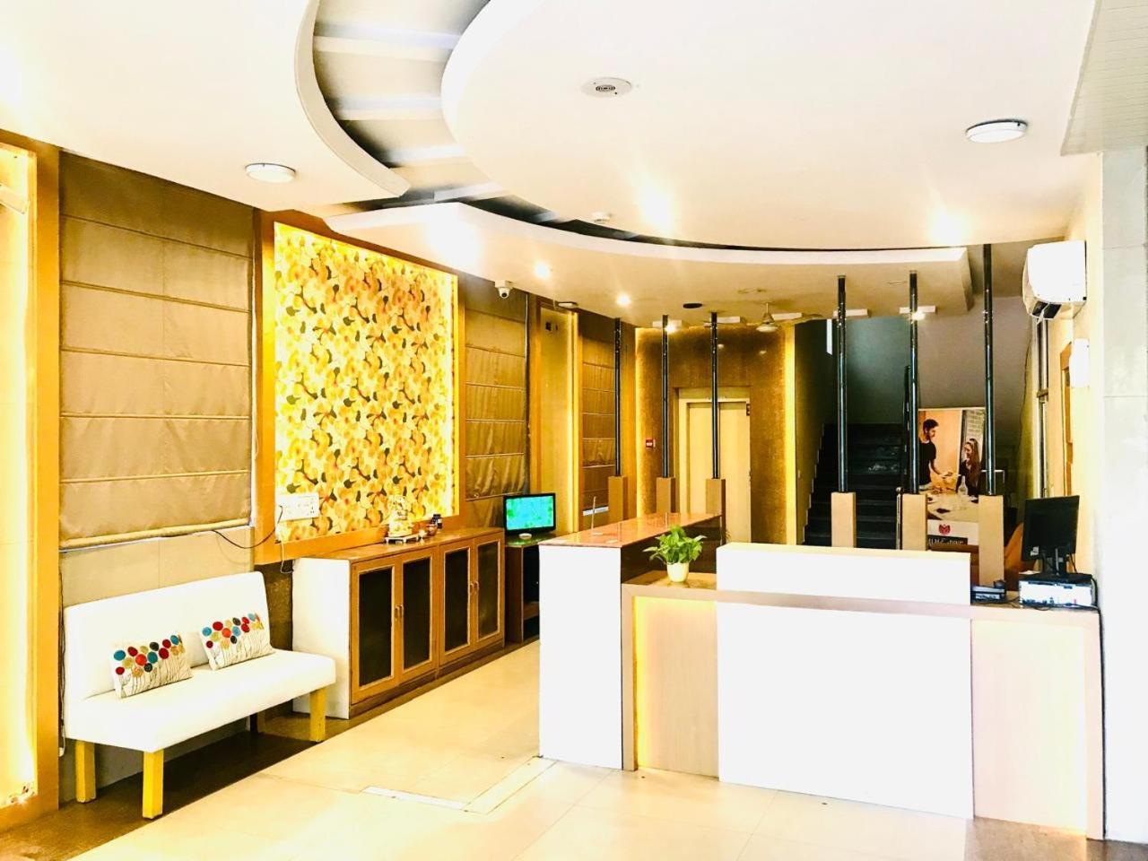 Tulip Palm Hotel ชัยปุระ ภายนอก รูปภาพ