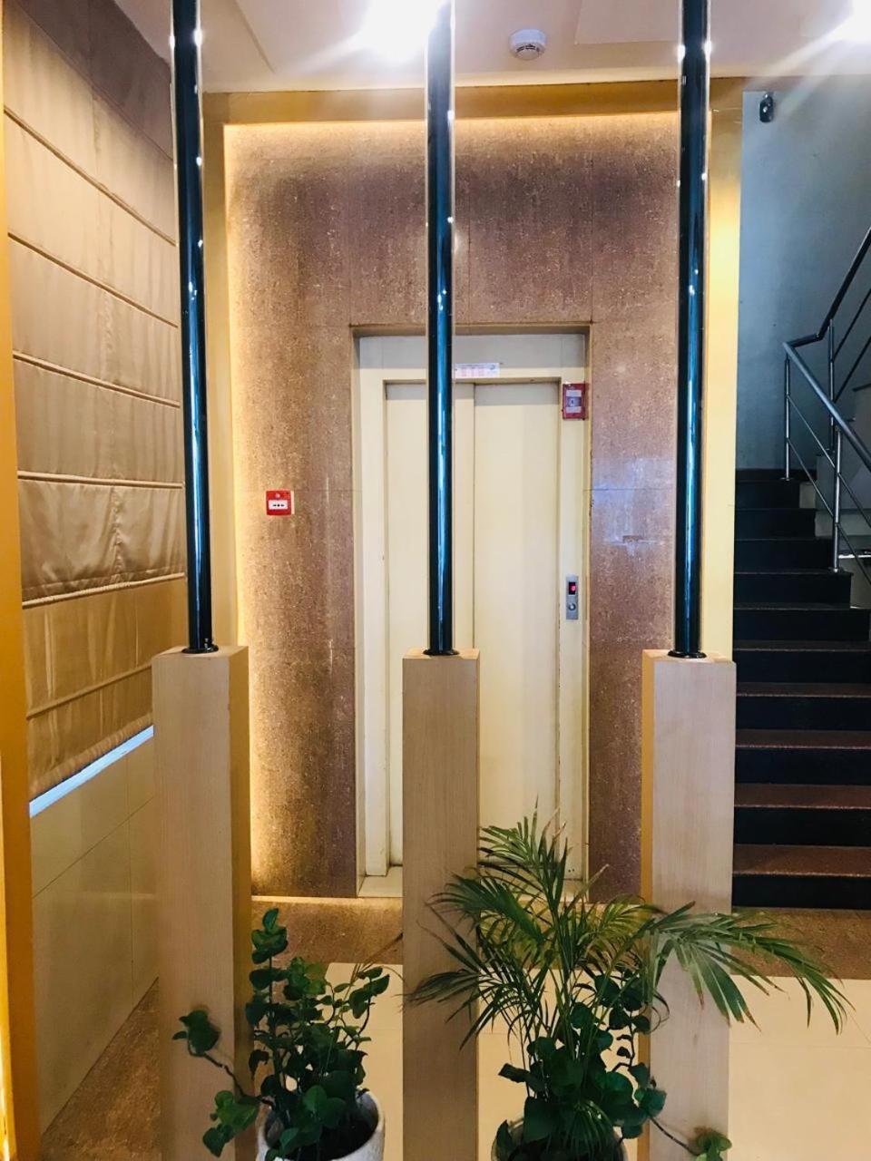 Tulip Palm Hotel ชัยปุระ ภายนอก รูปภาพ